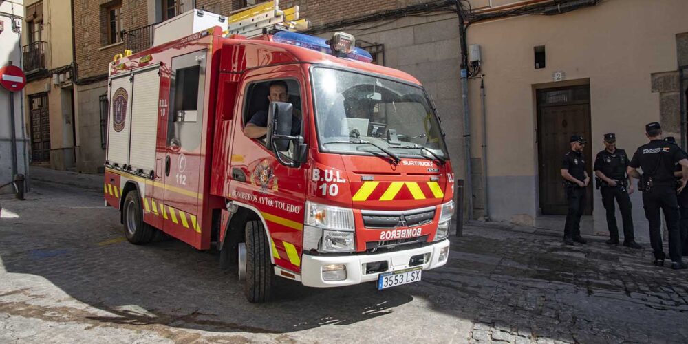 Bomberos en un escape de gas en Toledo próximo a la Plaza de Buzones