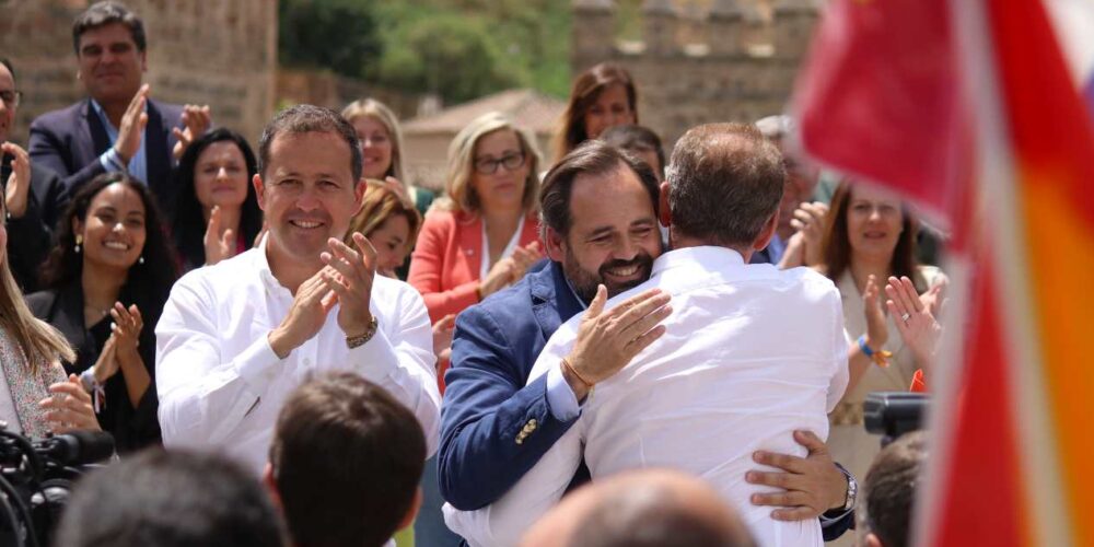 Abrazo entre Paco Núñez y Alberto Núñez Feijóo. Foto: Sara M. Trevejo.