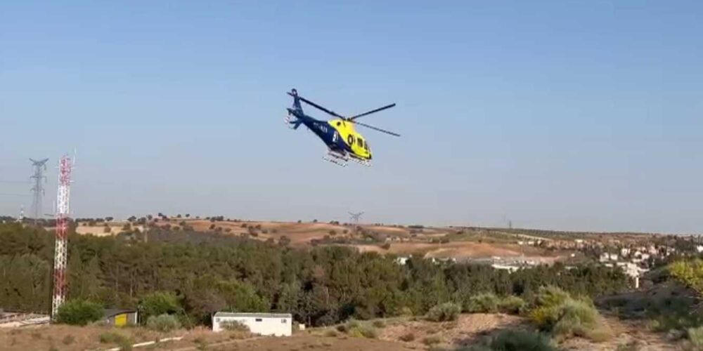 Un helicóptero del Infocam parte en dirección a Las Hurdes.