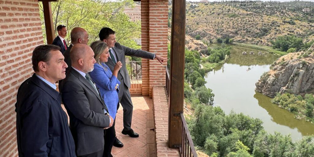 Milagros Tolón, junto al ministro de Industria, Comercio y Turismo, Héctor Gómez.