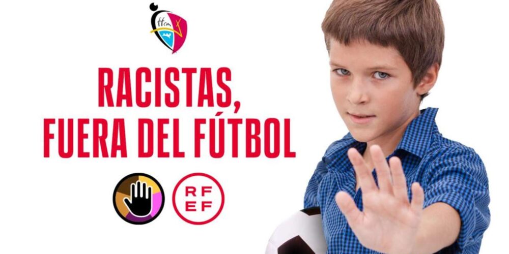 "Racistas, fuera del fútbol".