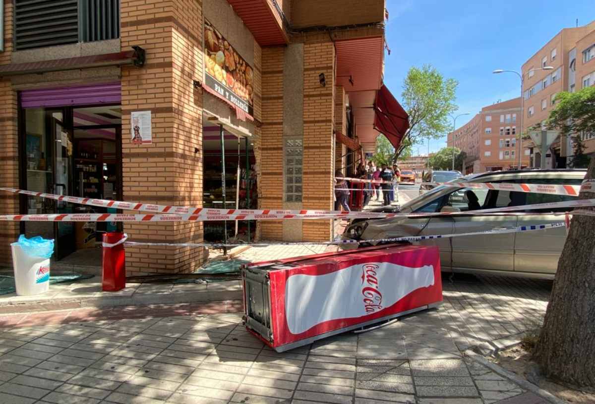 Un coche se ha empotrado contra una panadería en Toledo,