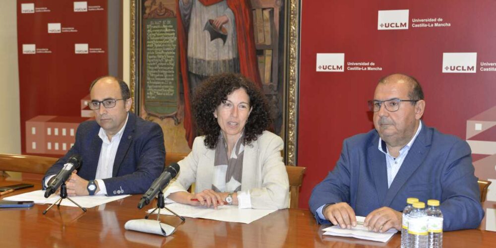 La vicerrectora de Estudiantes, María Ángeles Carrasco Gutiérrez, detallando la nueva convocatoria de la EvAU.