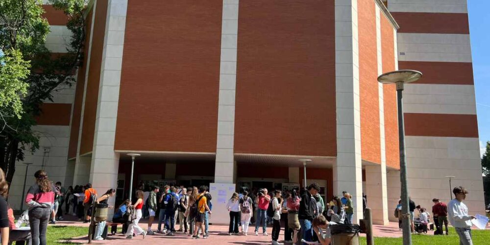 estudiantes de bachillerato en Edificio Multidepartamental del campus de la UAH en Guadalajara