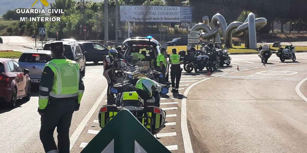 Control de la Guardia Civil en la Glorieta de Cuatro Caminos (Guadalajara)