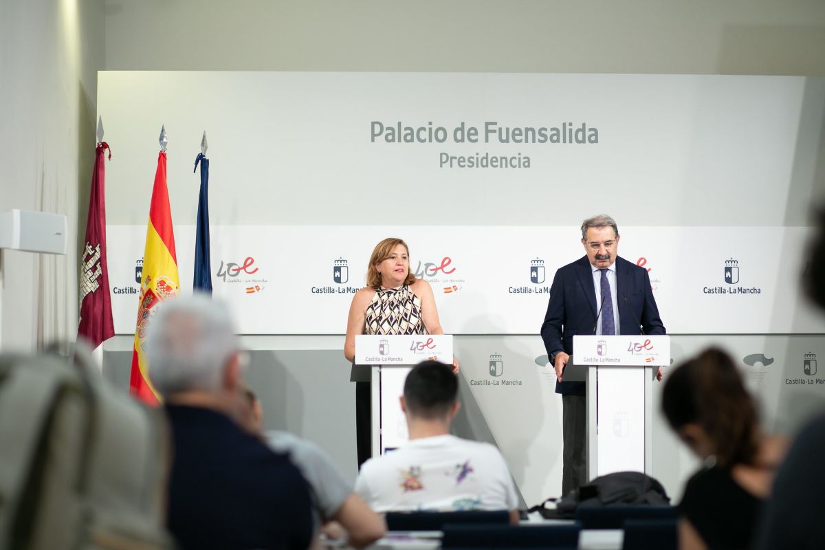 La consejera de Educación, Cultura y Deporte, Rosa Ana Rodríguez Pérez, y el Consejero de Sanidad, Jesús Fernández Espada