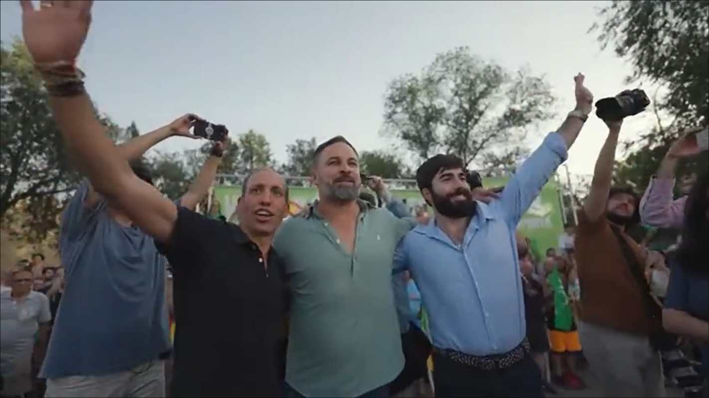 El presidente de Vox, Santiago Abascal, junto con Daniel Arias y Manuel Mariscal, cabezas de lista al Senado y el Congreso por Toledo.