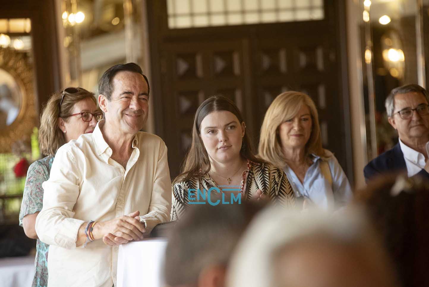 José Bono junto a su hija menor en el acto de Tolón y Rosa Villacastín