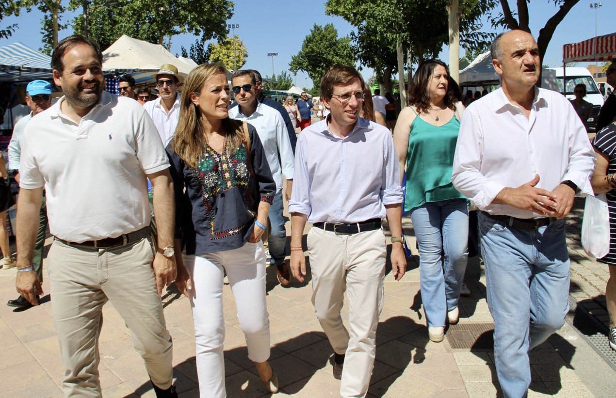 Paco Núñez, junto a José Luis Martínez Almeida, alcalde de Madrid, en Villarrobledo.