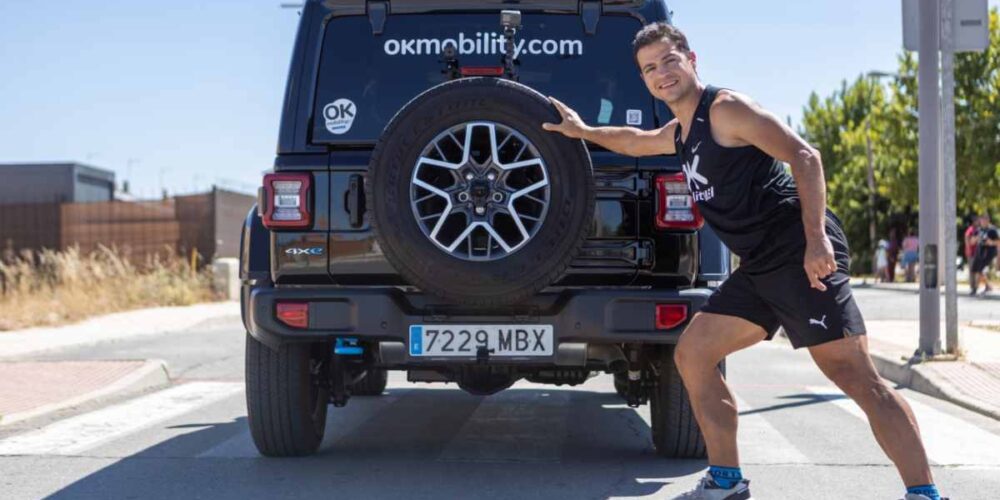 Christian López durante el récord de los 100 metros empujando un coche