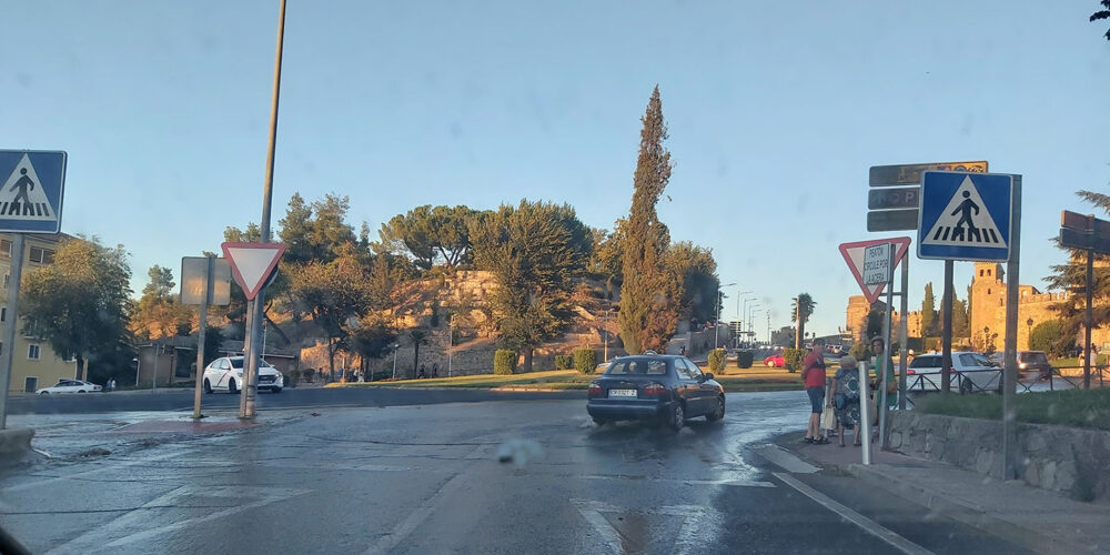 Avenida de la Cava, donde el agua corría tras la rotura de la tubería.