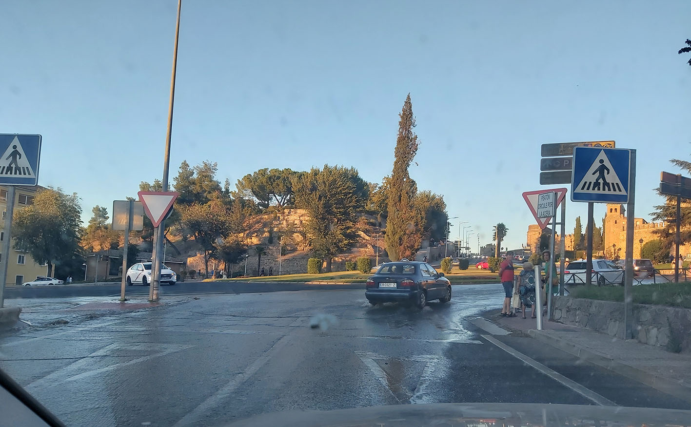 Avenida de la Cava, donde el agua corría tras la rotura de la tubería.