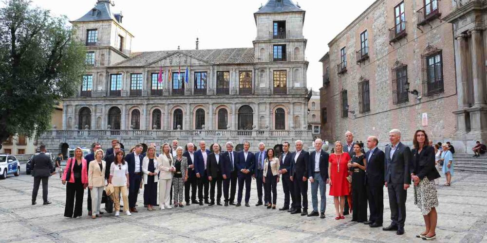 Foto de familia de los ministros de la UE en la plaza del Ayuntamiento de Toledo.