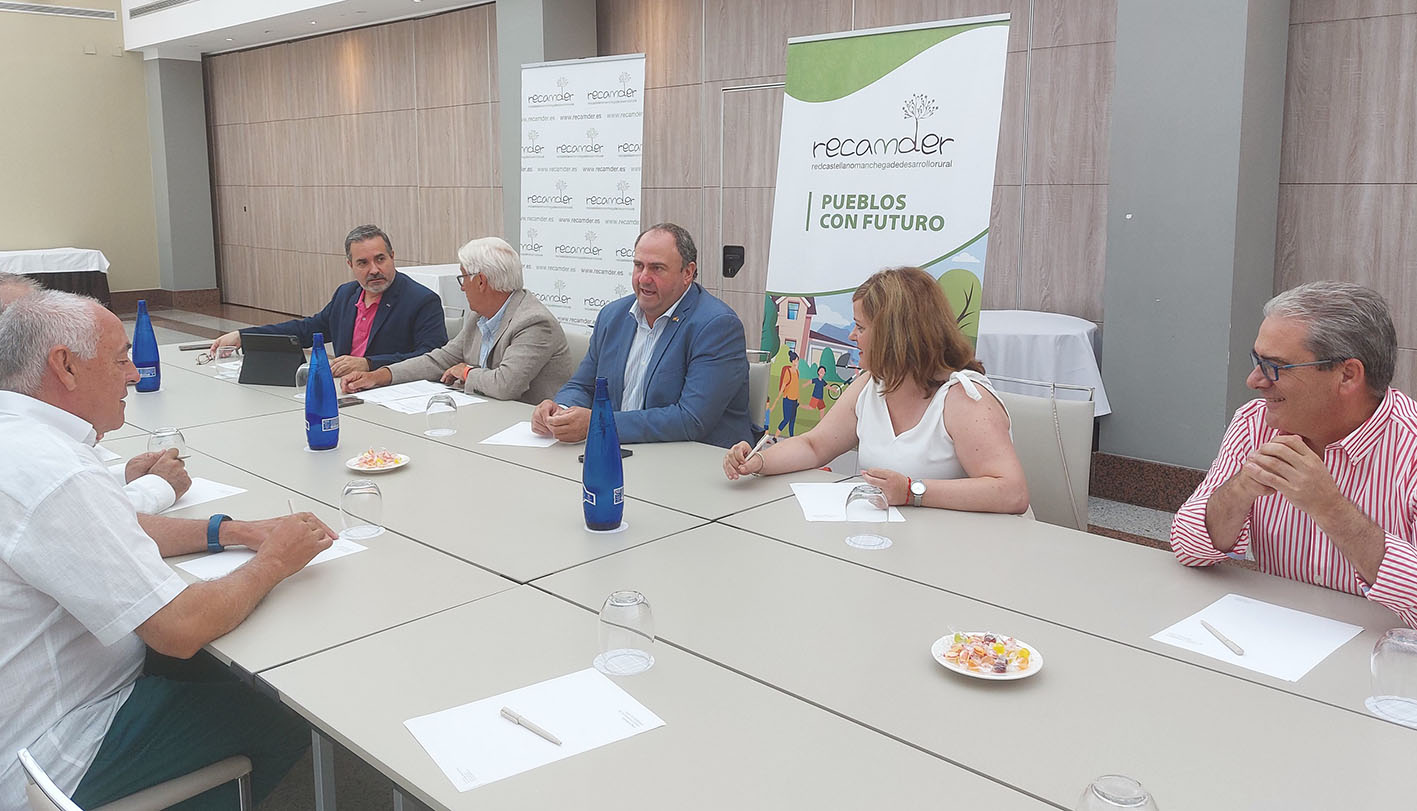 El consejero de Agricultura, Agua y Desarrollo Rural, Julián Martínez, en su reunión con Recamder.