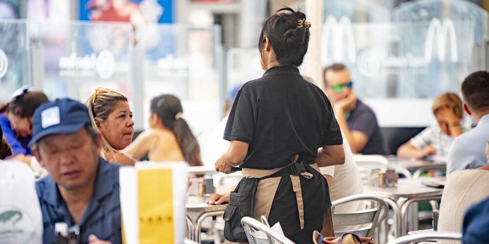 Trabajadora en un local de hostelería de Toledo