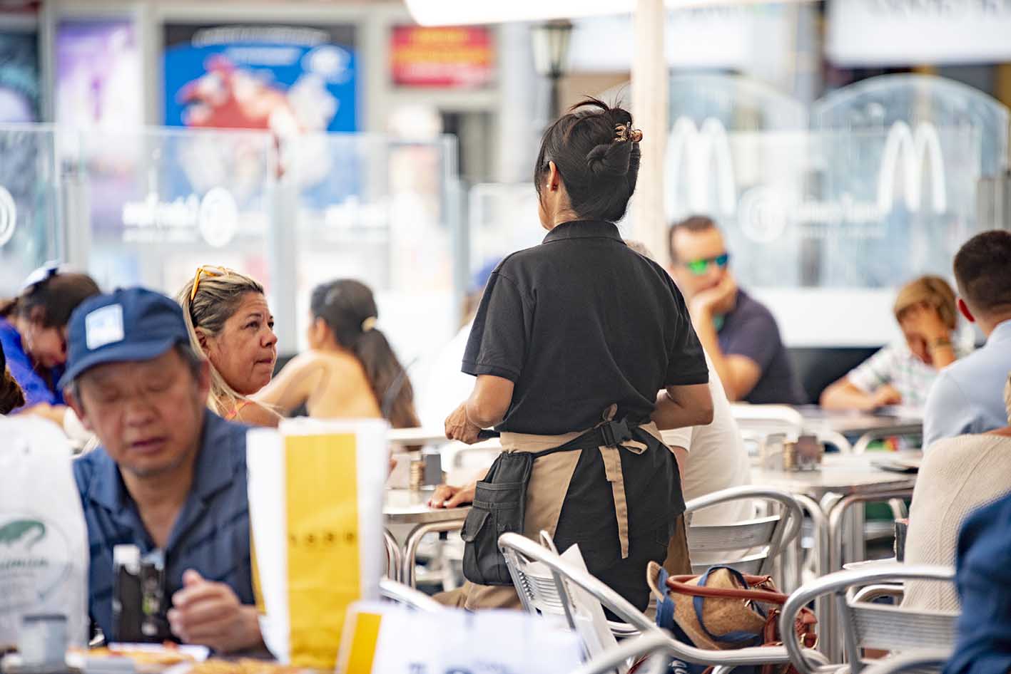 Trabajadora en un local de hostelería de Toledo