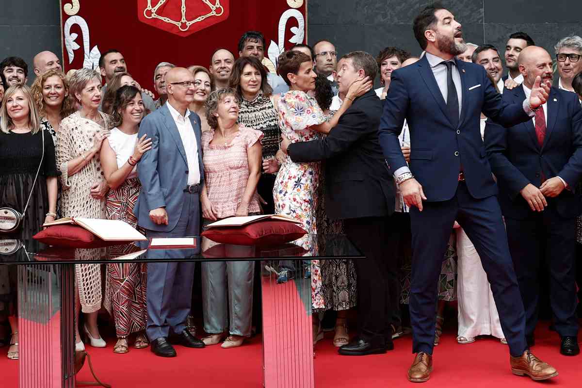 Saludo entre Emiliano García-Page y María Chivite. Foto: EFE/ Jesús Diges