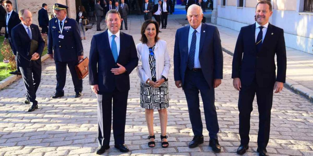 Emiliano García-Page, Margarita Robles, Josep Borrell y Carlos Velázquez, en la Fábrica de Armas de Toledo.