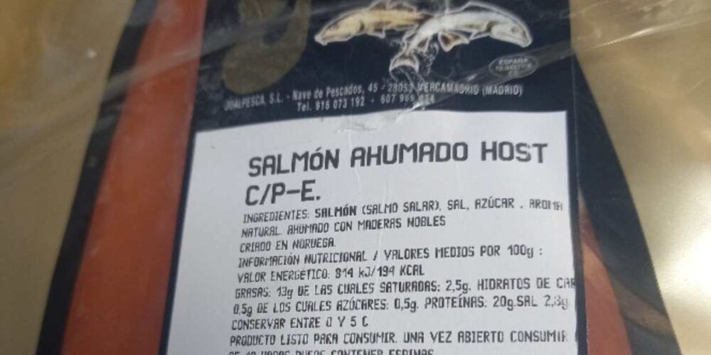 El lote de salmón ahumado envasado que contiene Listeria monocytogenes.