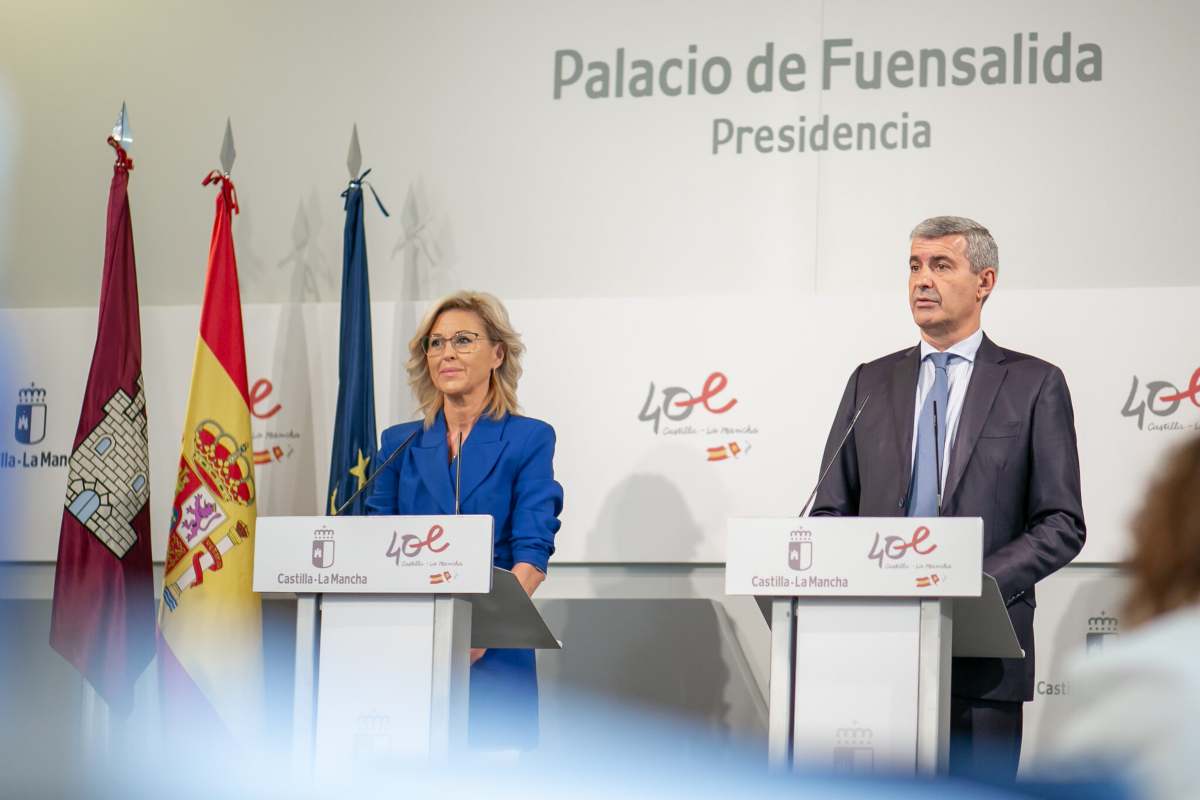 María Ángeles García y Álvaro Gutiérrez, informando de los daños de la DANA.