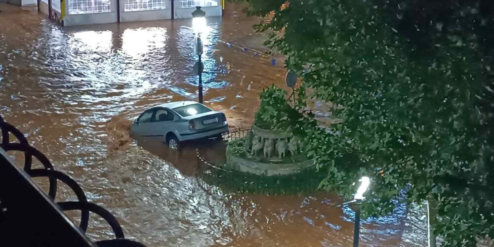 El agua arrastró al vehículo hasta empotrarlo contra esa fuente en Motilla del Palancar.