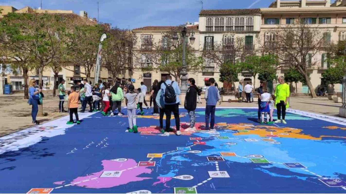 Imagen de una de las actividades realizadas con el mapa interactivo gigante.