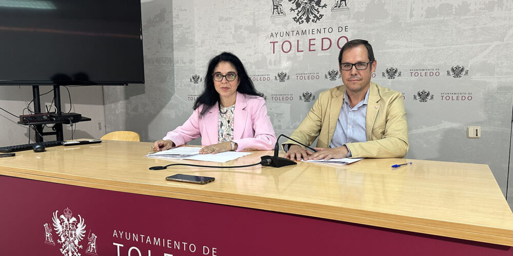 Marisol Illescas, junto a Daniel Morcillo (Vox), en una rueda de prensa de este verano.