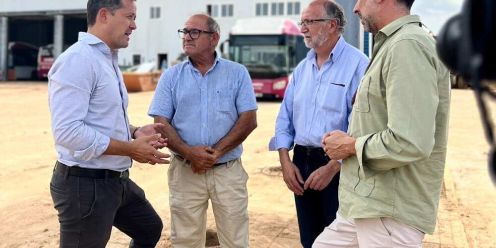 Carlos Velázquez, alcalde de Toledo, en su visita a Unauto.