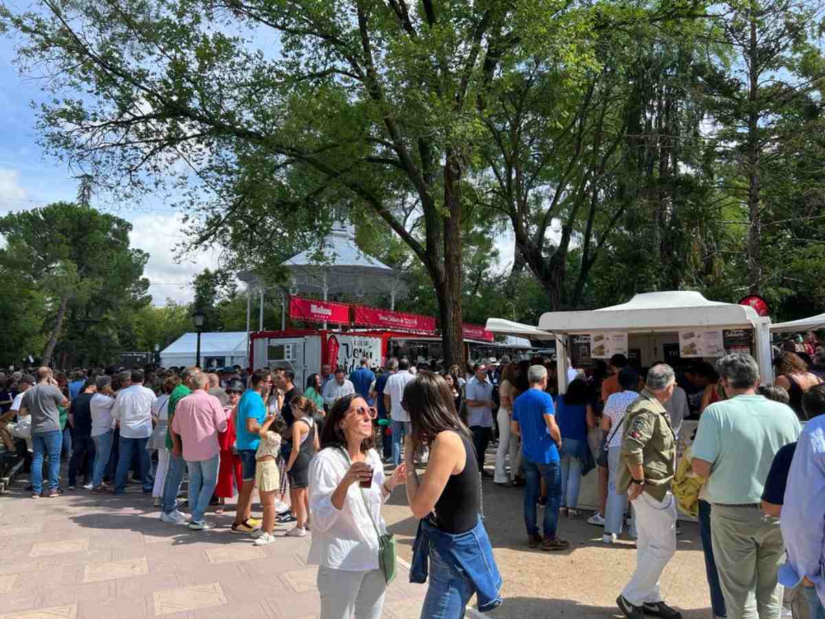 Ambiente vermú solidario de Nipace