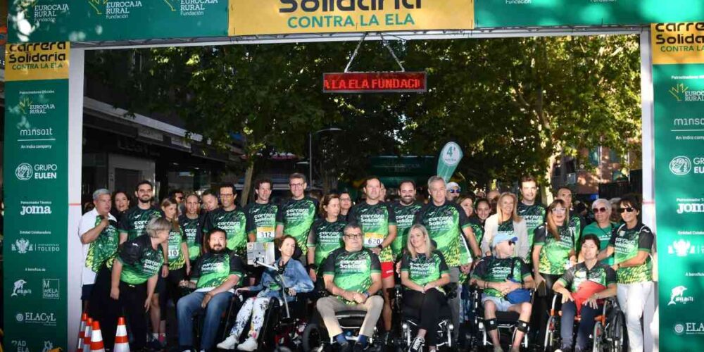 Salida de la carrera contra la ELA que ha congregado en Toledo a unos 4.000 corredores.