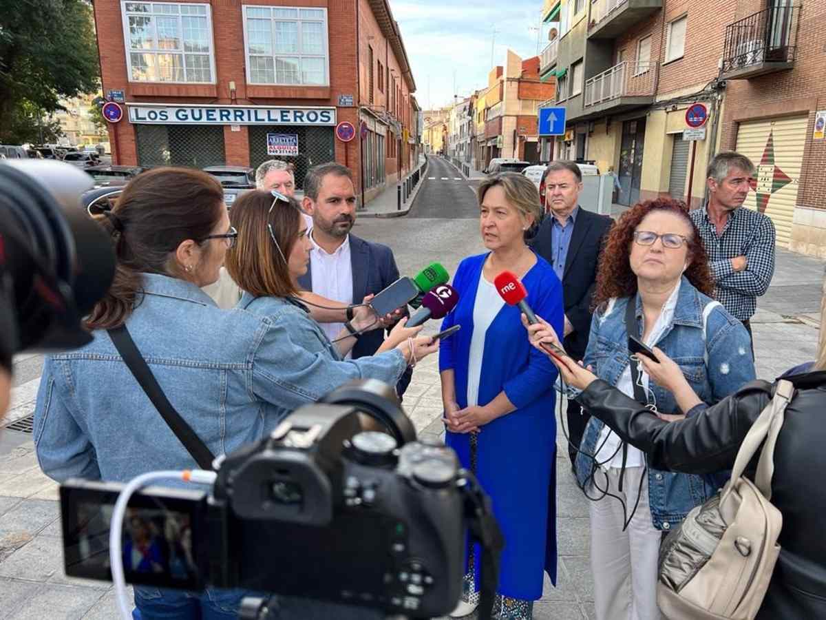 Ana Guarinos visita las obras de la calle Arrabal del Agua en Guadalajara