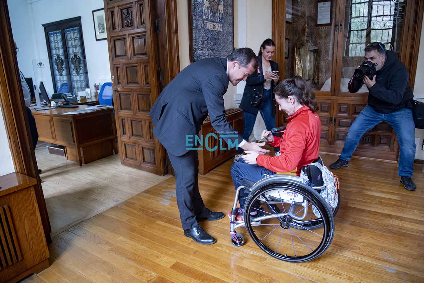 El alcalde de Toledo, Carlos Velázquez, recibió a Isabel Fernández. Foto: Rebeca Arango.