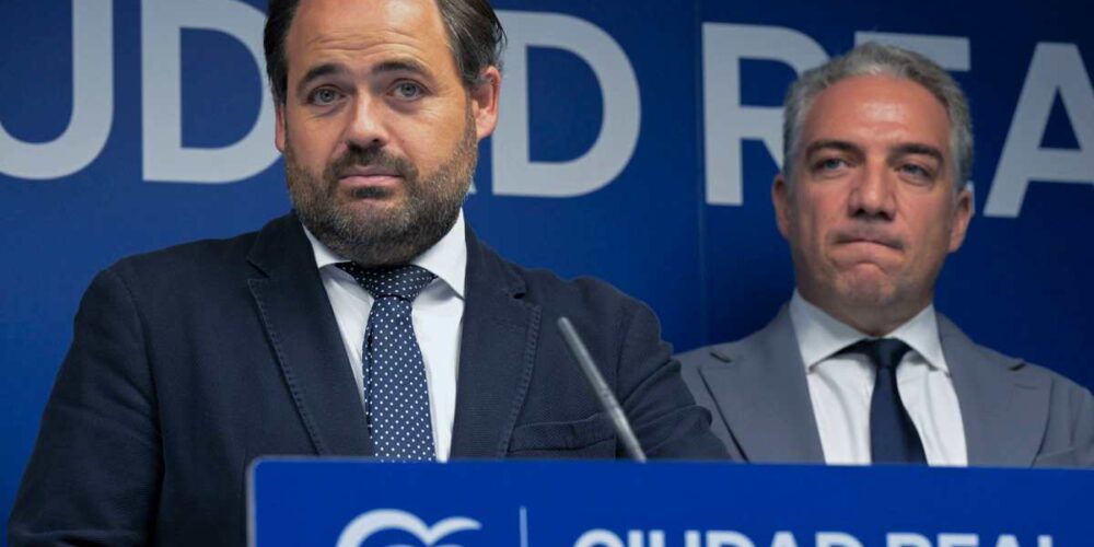 El presidente del PP de CLM, Paco Núñez, y el coordinador general del Partido Popular, Elías Bendodo.