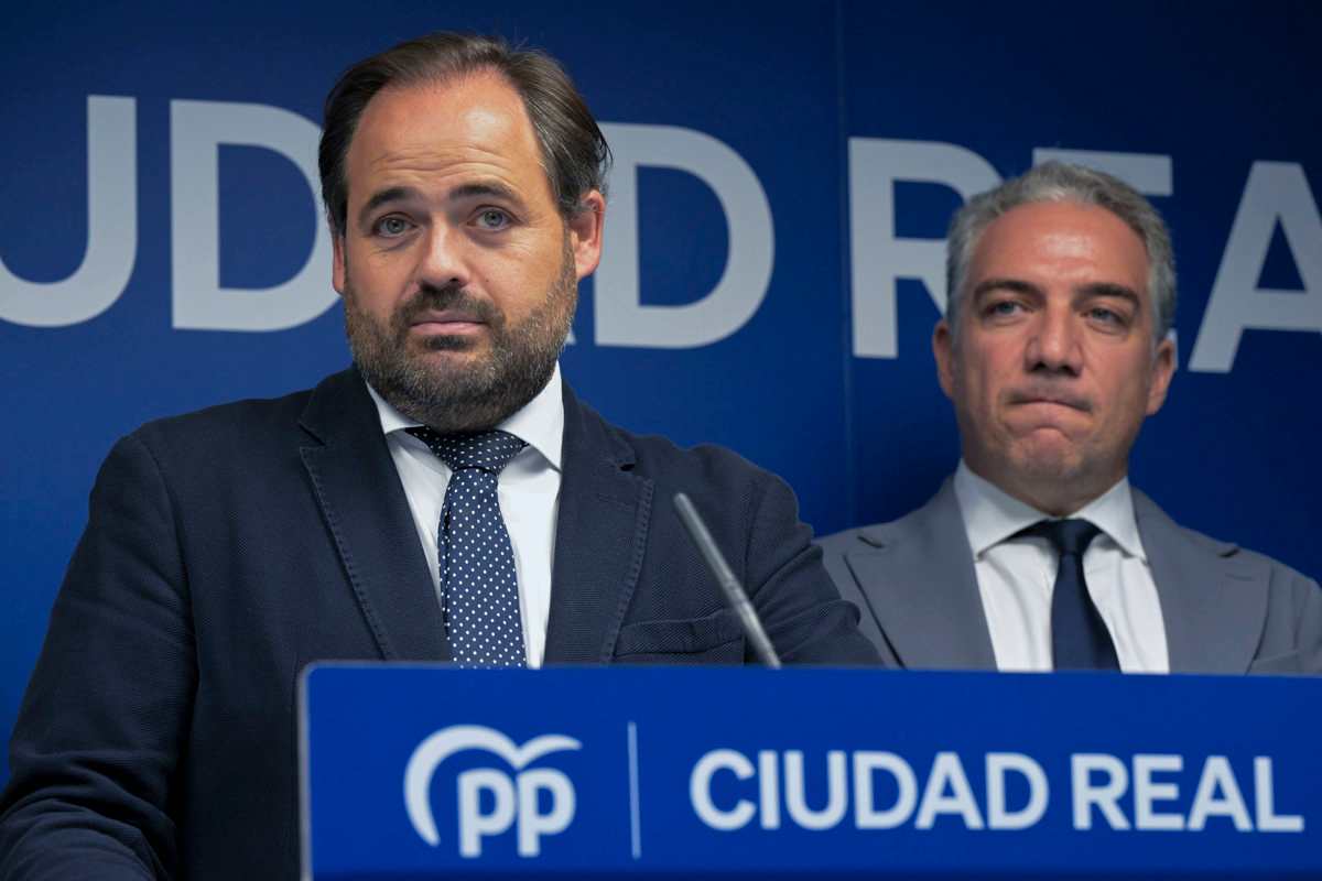 El presidente del PP de CLM, Paco Núñez, y el coordinador general del Partido Popular, Elías Bendodo.