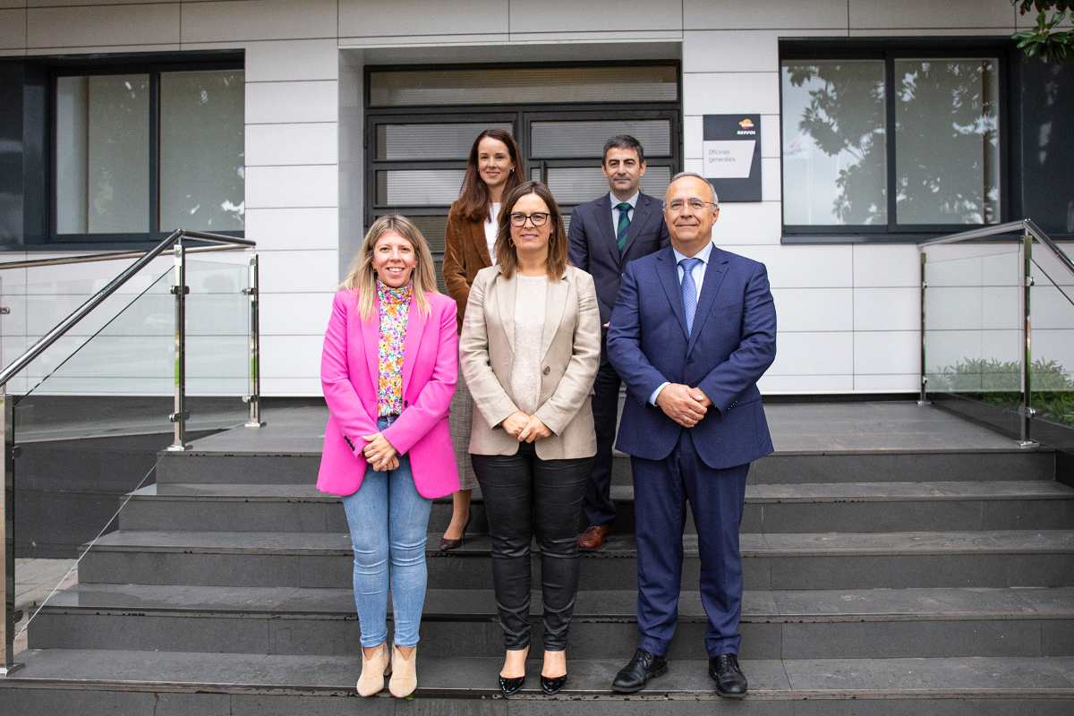 Esther Padilla, durante su visita a la planta de Repsol en Puertollano.