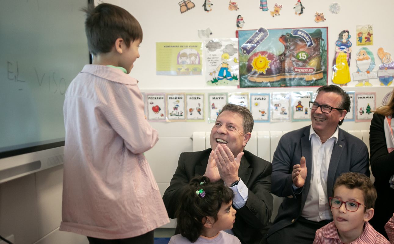 Emiliano García-Page valora el papel del docente en su Día Mundial.