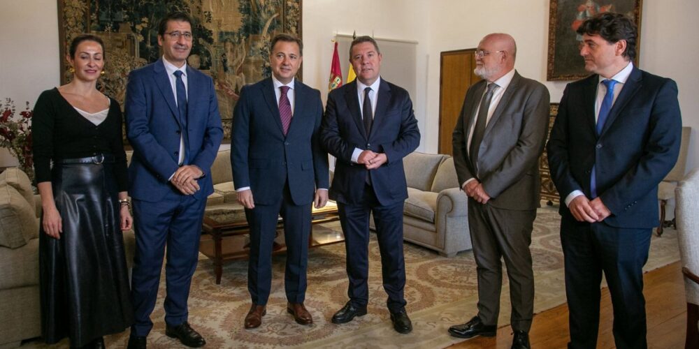 Page y Serrano, junto al resto de los participantes en la reunión que han tenido en Toledo.