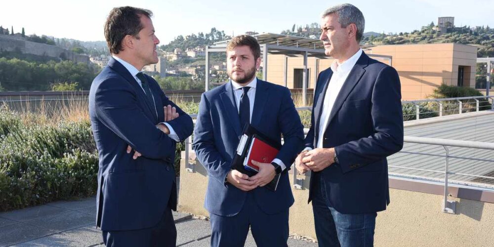 El alcalde de Toledo, Carlos Velázquez, el consejero de Fomento, Nacho Hernando, y el delegado de la Junta en la provincia de Toledo, Álvaro Gutiérrez..