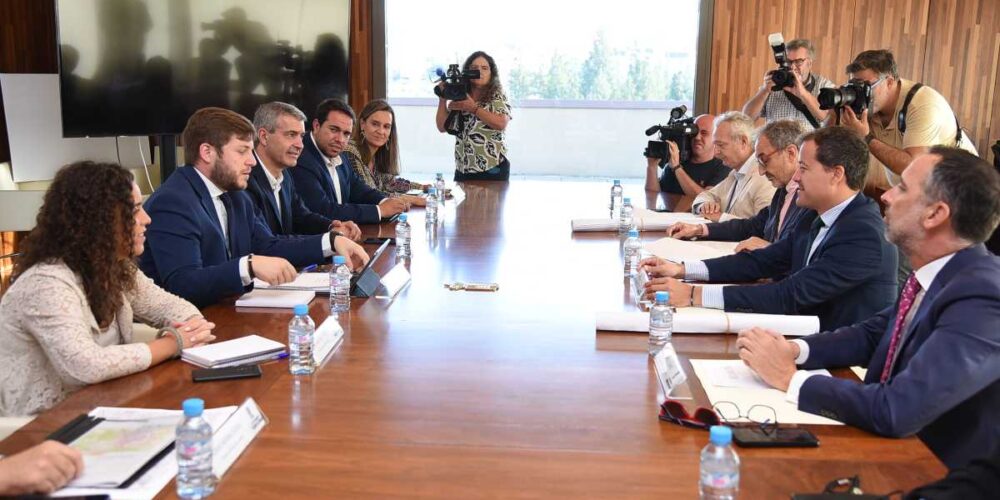 Reunión entre representantes de la Consejería de Fomento y del Ayuntamiento de Toledo.