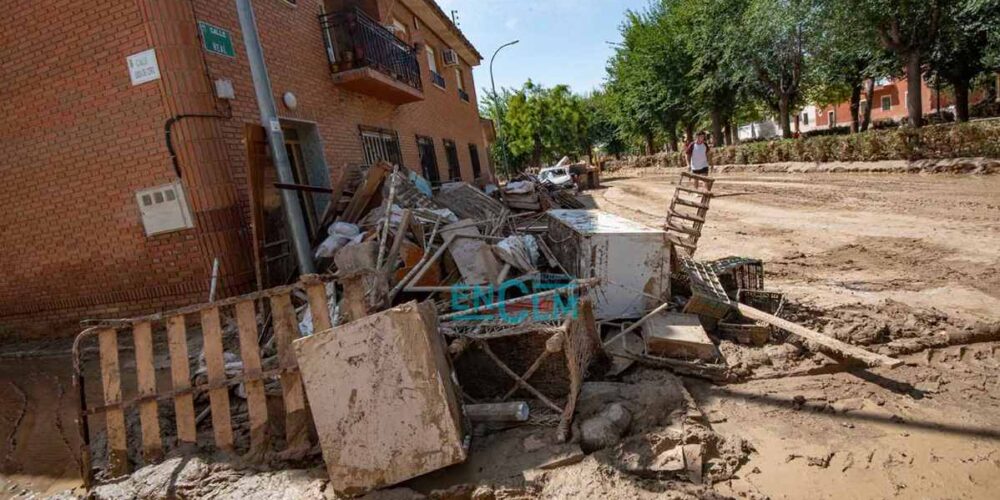 Imagen de una de las calles de Yunclillos tras la DANA.