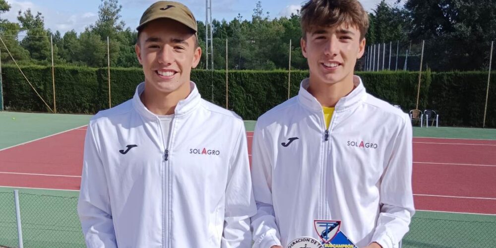 Maxi Carrascosa (izquierda) y Quique Carrascosa dominan el ránking regional de tenis en categorías inferiores.