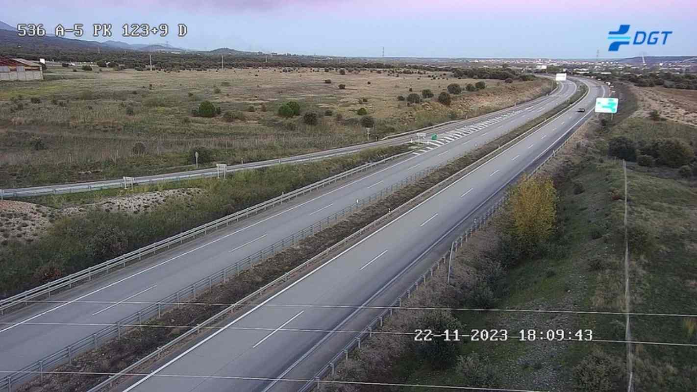 Imagen de la A-5 sin coches después de haber sido cortada debido a la gran cantidad de humo que ha generado el incendio de un camión que transportaba grupos electrógenos.