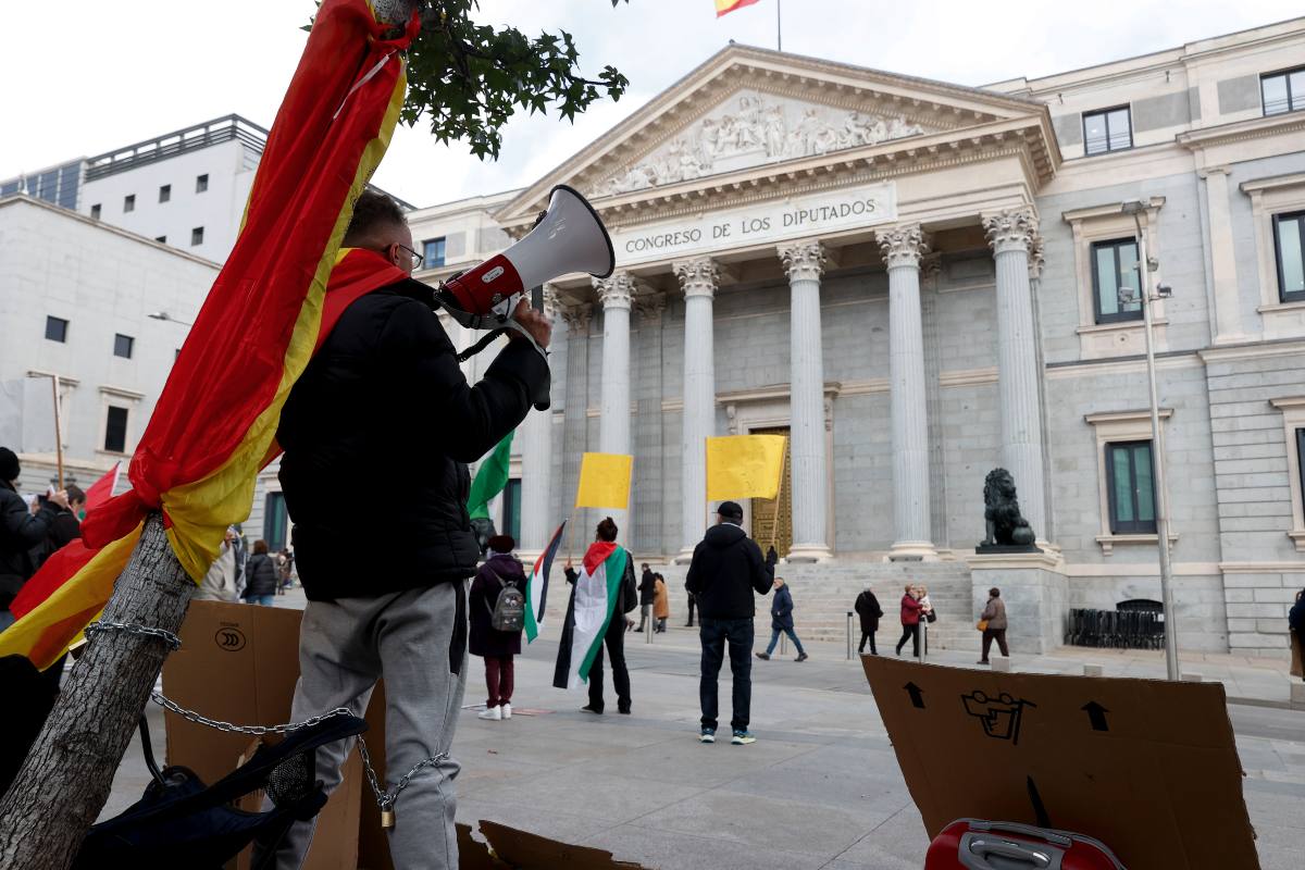 Adán, el joven toledano que se ha encadenado frente al Congreso. Foto: EFE/ Juan Carlos Hidalgo.