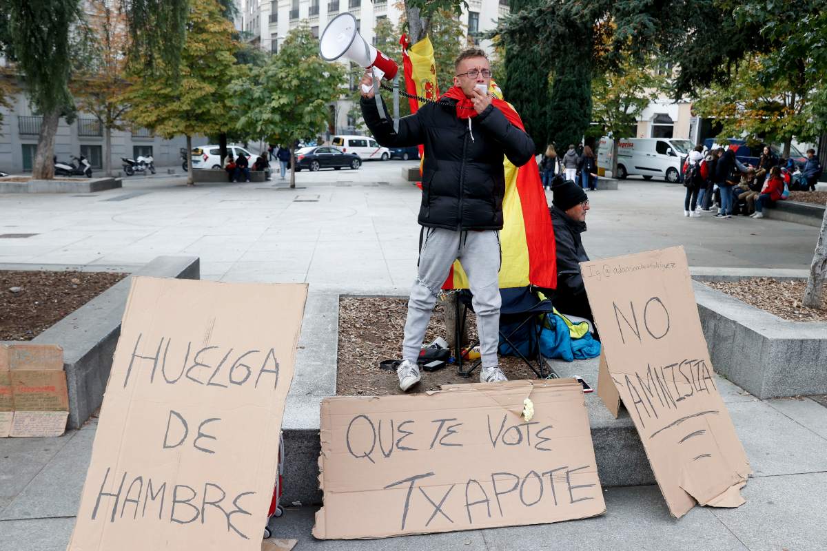 Adán, el joven toledano que se ha encadenado frente al Congreso. Foto: EFE/ Juan Carlos Hidalgo.