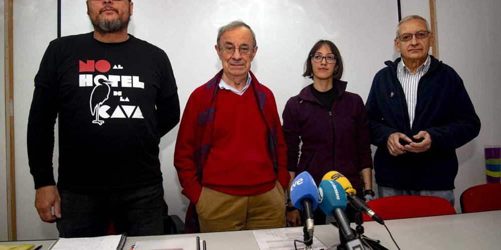 Representantes de los cuatro colectivos que se han mostrado totalmente en contra e indignados con la intención de construir un hotel en La Cava. Foto: Rebeca Arango.