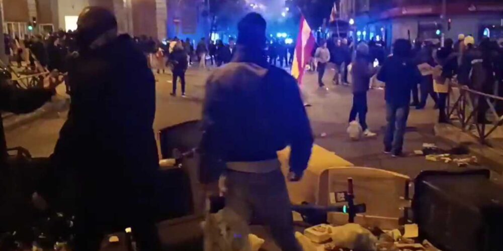 Protestas frente a la sede del PSOE en la calle Ferraz, en Madrid.