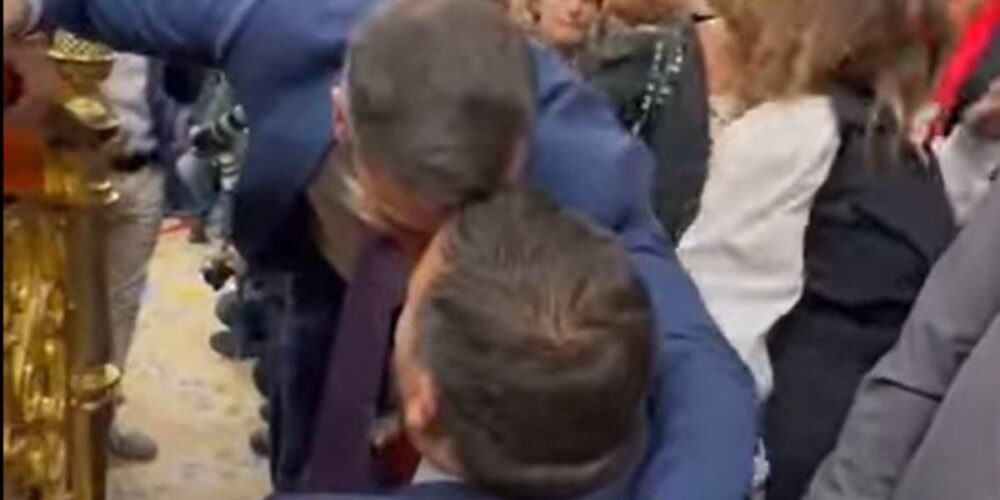 El abrazo entre Pedro Sánchez y Juan Ramón Amores.