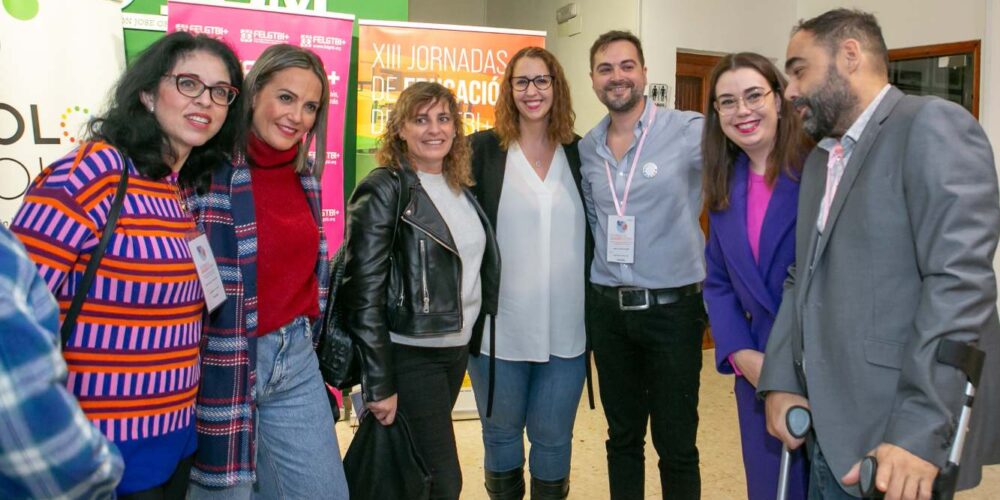 Sara Simón (centro), en unas Jornadas de Educación promovidas por la Federación Estatal de Lesbianas, Gais, Trans, Bisexuales, Intersexuales y más (FELGTB+) y Bolo Bolo LGTBI CLM.