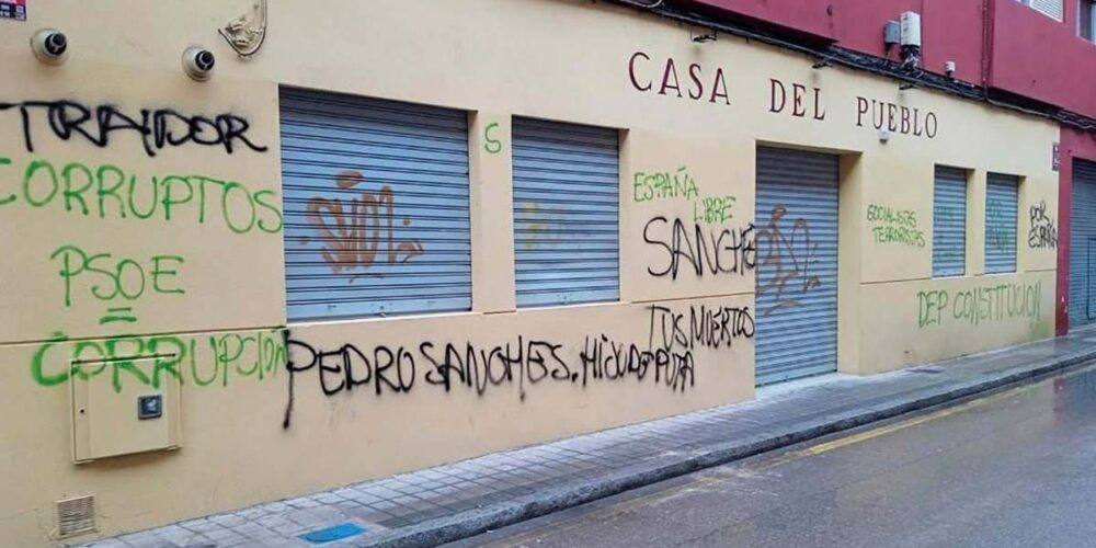 Así amanecía la sede provincial del PSOE de Cuenca. Foto: EFE.