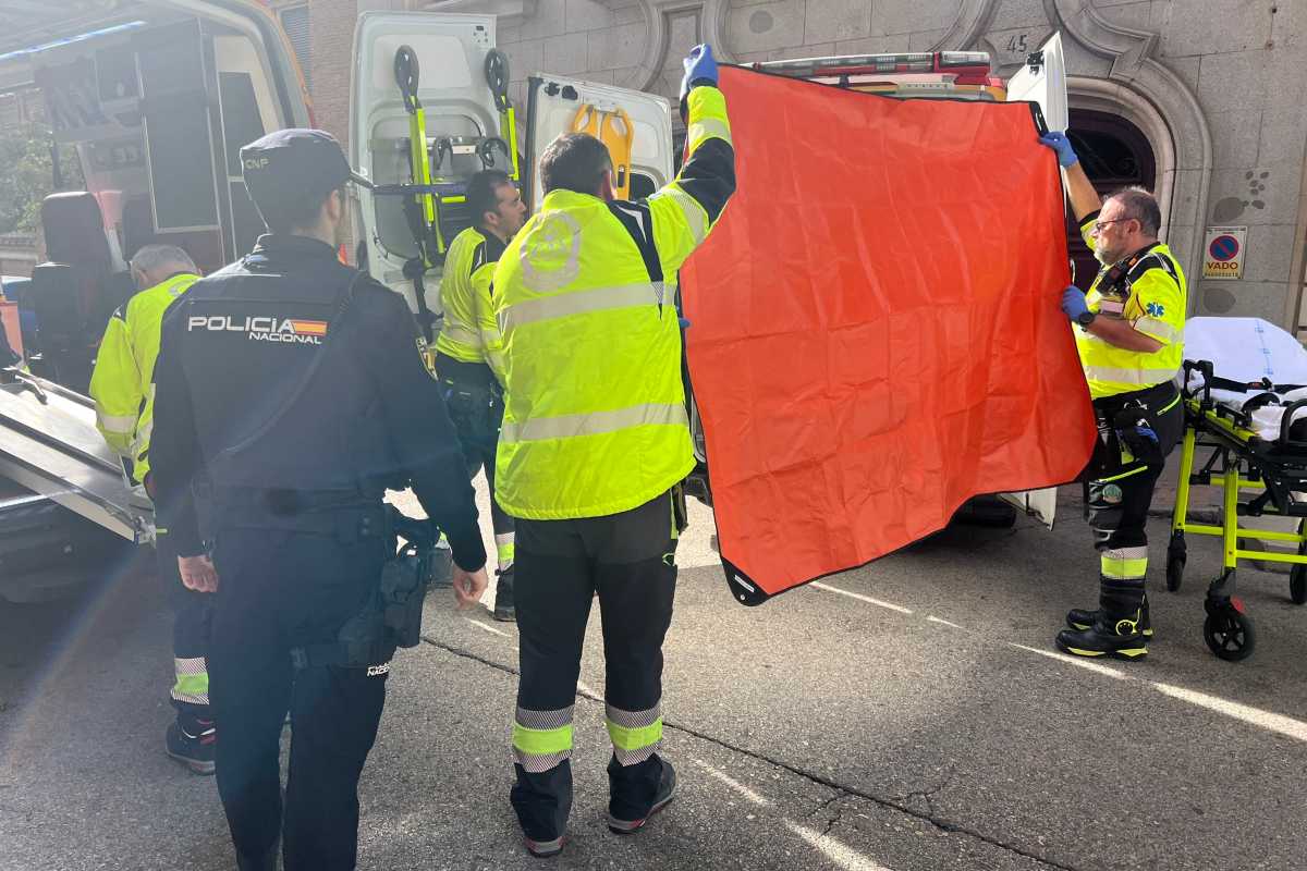 Los equipos de emergencia atienden a Alejo Vidal-Quadras tras los disparos. Foto: Emergencias Madrid.